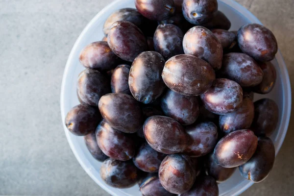 Damson Plums Plastic Bowl Organic Food — Stock Photo, Image