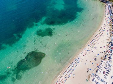 Plaj koy insanlar yüzme, Erdek Turankoy ile hava dron görünümünü / Balıkesir / Türkiye. Doğa şehir.