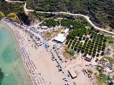 Plaj koy insanlar yüzme, Erdek Turankoy ile hava dron görünümünü / Balıkesir / Türkiye. Doğa şehir.