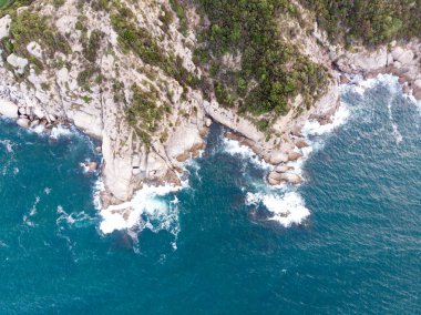 Kayalar ve Erdek Turankoy, dalgalar deniz hava dron görünümünü / Balıkesir. Doğa şehir.