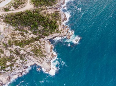 Kayalar ve Erdek Turankoy, dalgalar deniz hava dron görünümünü / Balıkesir. Doğa şehir.