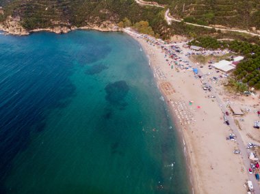 Plaj koy insanlar yüzme, Erdek Turankoy ile hava dron görünümünü / Balıkesir. Doğa şehir.