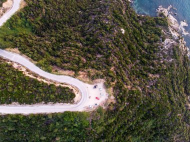 Dağ yolu ormandaki Erdek Turankoy, hava uçak görünümünü / Balıkesir Türkiye'de doğa şehir.