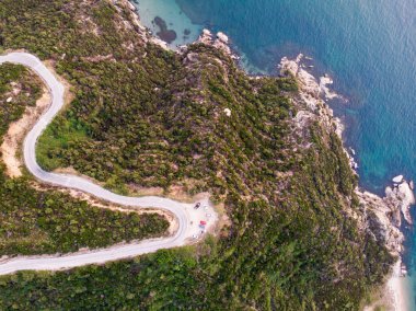 Dağ yolu ormandaki Erdek Turankoy, hava uçak görünümünü / Balıkesir Türkiye'de doğa şehir.