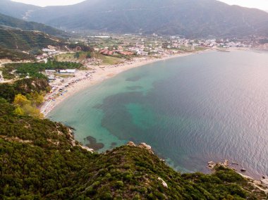 Plaj koy insanlar yüzme, Erdek Turankoy ile hava dron görünümünü / Balıkesir. Doğa şehir.