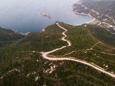 Dağ yolu ormandaki Erdek Turankoy, hava uçak görünümünü / Balıkesir Türkiye'de doğa şehir.