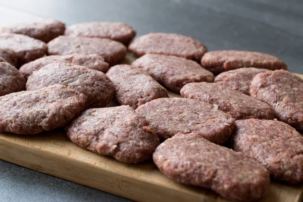 Almôndegas Cruas Turcas Kofte Kofta Feitas Com Carne Picada Superfície — Fotografia de Stock