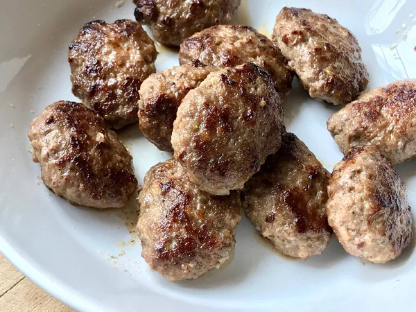 Турецкая Еда Фрикадельки Kofte Kofta Белой Тарелке Традиционная Еда — стоковое фото