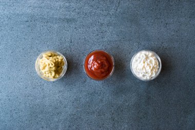 Ayarla üç klasik sosu ketçap, mayonez ve hardal küçük cam kase. Fast Food sos.