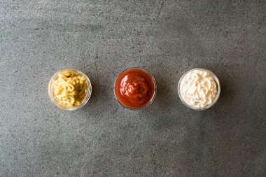 Ayarla üç klasik sosu ketçap, mayonez ve hardal küçük cam kase. Fast Food sos.