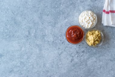 Ayarla üç klasik sosu ketçap, mayonez ve hardal küçük cam kase. Fast Food sos.