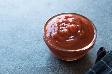 Ketçap sosu cam kase içinde. Fast Food sos.