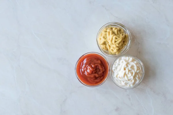Készlet Három Klasszikus Mártással Ketchup Majonéz Kis Üveg Mustár Tálak — Stock Fotó
