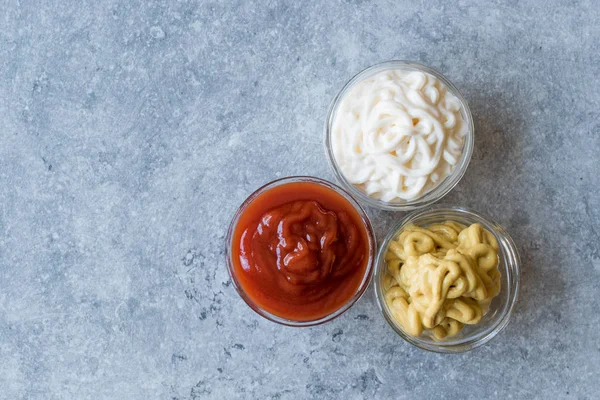 Készlet Három Klasszikus Mártással Ketchup Majonéz Kis Üveg Mustár Tálak — Stock Fotó