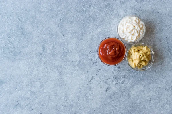 Zestaw Trzech Klasyczny Sos Ketchup Majonez Musztardę Małe Szklane Miseczki — Zdjęcie stockowe