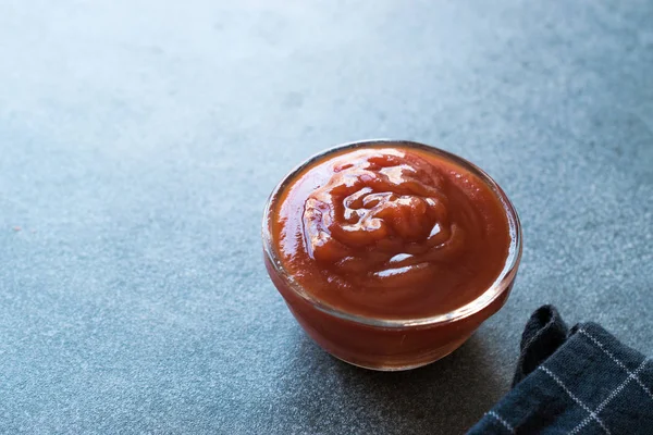 Ketchup Mártás Üveg Tálba Fast Food Mártással — Stock Fotó