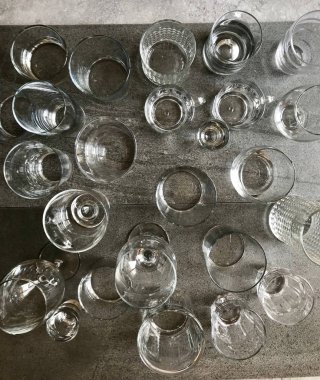 Ziyafet masada boş kokteyl bardağı. Gıda ürünleri.