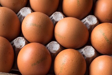 Kodu işaretleme numaraları paketi ile baskılı üzerinde yumurta / konteyner. Endüstriyel gıda.