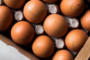 Kodu işaretleme numaraları paketi ile baskılı üzerinde yumurta / konteyner. Endüstriyel gıda.