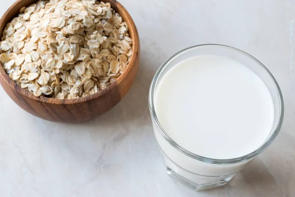 Οργανική Βρώμη Άσπρο Γάλα Ένα Ποτήρι Βιολογικά Τρόφιμα — Φωτογραφία Αρχείου