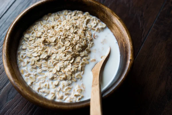 Płatki Owsiane Mlekiem Drewniane Miski Plain Porridge Żywności Ekologicznej — Zdjęcie stockowe