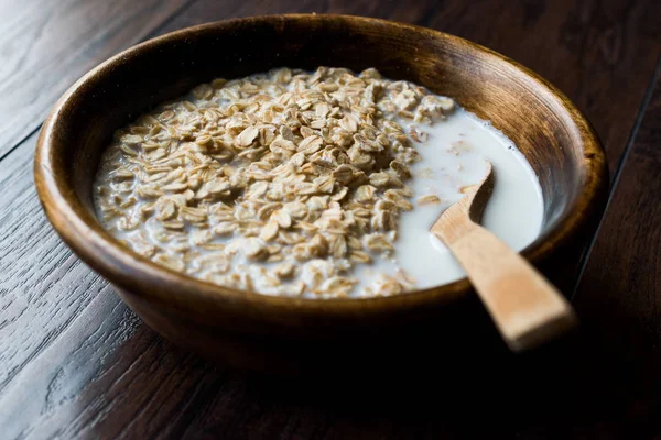 Płatki Owsiane Mlekiem Drewniane Miski Plain Porridge Żywności Ekologicznej — Zdjęcie stockowe