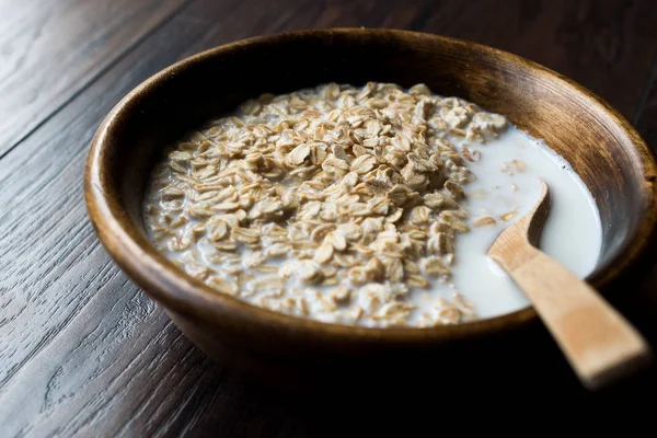 Płatki Owsiane Mlekiem Drewniane Miski Plain Porridge Żywności Ekologicznej — Zdjęcie stockowe