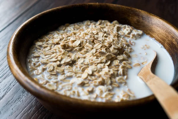 Płatki Owsiane Mlekiem Drewniane Miski Plain Porridge Żywności Ekologicznej — Zdjęcie stockowe