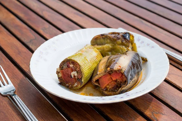 Kırmızı biber ve patlıcan ya da patlıcan ile Türk Gıda Dolma. Ev yapımı geleneksel gıda.