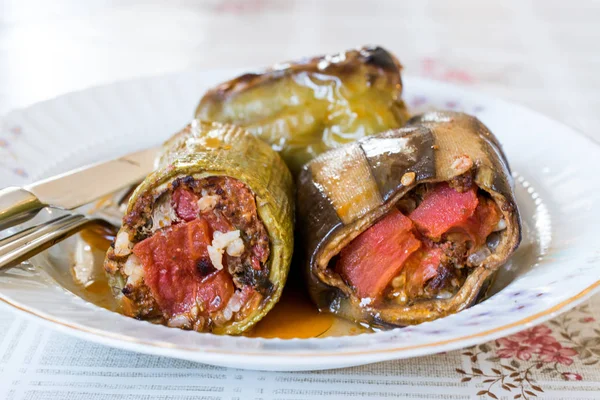 Kırmızı biber ve patlıcan ya da patlıcan ile Türk Gıda Dolma. Ev yapımı geleneksel gıda.