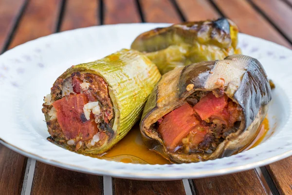 Kırmızı biber ve patlıcan ya da patlıcan ile Türk Gıda Dolma. Ev yapımı geleneksel gıda.