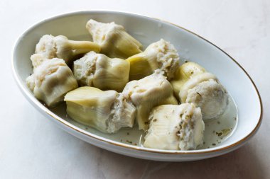 Turşu enginar Hearts turşu tabak içinde Marine. Organik gıda.