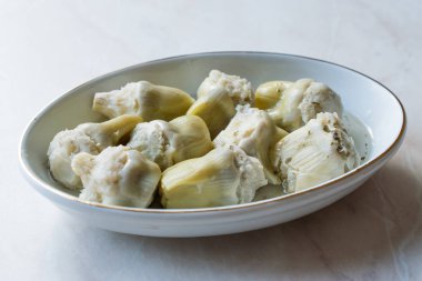 Turşu enginar Hearts turşu tabak içinde Marine. Organik gıda.