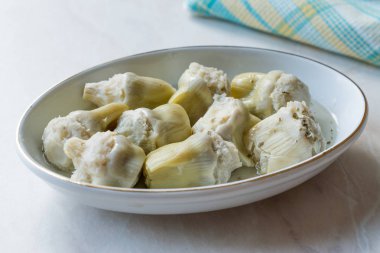 Turşu enginar Hearts turşu tabak içinde Marine. Organik gıda.