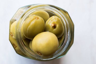 Turşu olgunlaşmamış yeşil badem turşu cam şişe kavanoz / çağla Badem. Organik gıda.