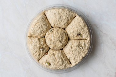 Yuvarlak helva / fıstıklı Helva / Kurek Helvasi. Geleneksel tatlı.