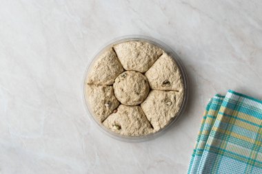 Yuvarlak helva / fıstıklı Helva / Kurek Helvasi. Geleneksel tatlı.