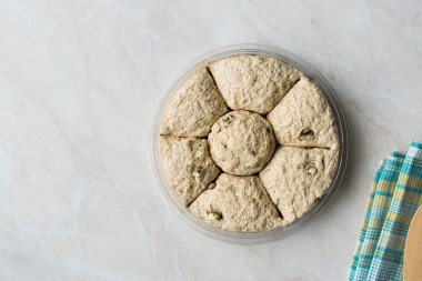 Yuvarlak helva / fıstıklı Helva / Kurek Helvasi. Geleneksel tatlı.