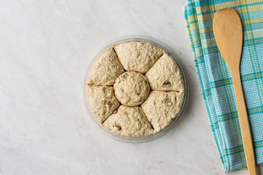 Yuvarlak helva / fıstıklı Helva / Kurek Helvasi. Geleneksel tatlı.