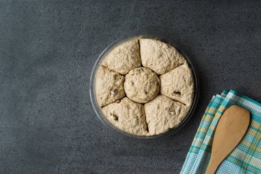 Yuvarlak helva / fıstıklı Helva / Kurek Helvasi. Geleneksel tatlı.