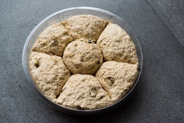 Yuvarlak helva / fıstıklı Helva / Kurek Helvasi. Geleneksel tatlı.