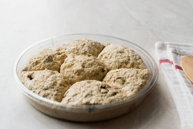 Yuvarlak helva / fıstıklı Helva / Kurek Helvasi. Geleneksel tatlı.