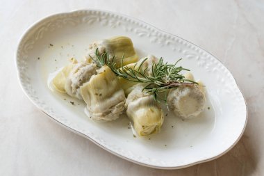 Turşu enginar göbeği Rosemary ile Marine tabağına. Organik gıda.