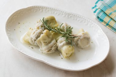 Turşu enginar göbeği Rosemary ile Marine tabağına. Organik gıda.