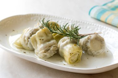 Turşu enginar göbeği Rosemary ile Marine tabağına. Organik gıda.