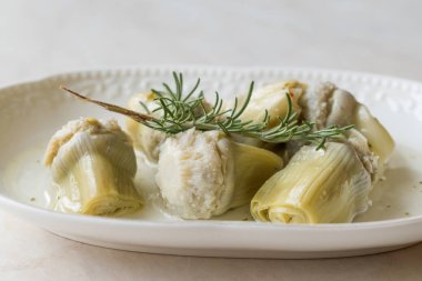 Turşu enginar göbeği Rosemary ile Marine tabağına. Organik gıda.