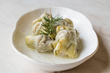 Turşu enginar göbeği Rosemary ile Marine tabağına. Organik gıda.