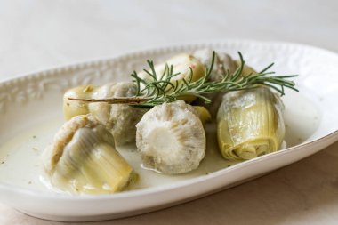 Turşu enginar göbeği Rosemary ile Marine tabağına. Organik gıda.