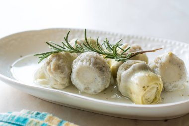 Turşu enginar göbeği Rosemary ile Marine tabağına. Organik gıda.