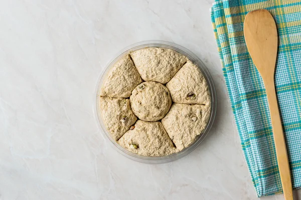 Yuvarlak helva / fıstıklı Helva / Kurek Helvasi. Geleneksel tatlı.